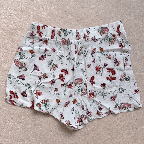 🔮2/$15🔮 White floral print crepe shorts - Picture 2 of 3
